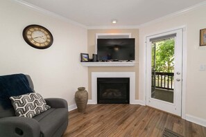 Una televisión, una chimenea