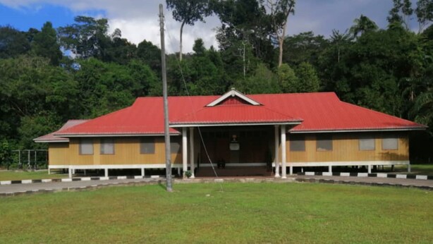 A building with a red roof and a porch. - Hotel O Otternest @ Gunung Pulai 2 (Pekan Nanas)