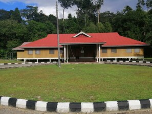 A building with a red roof and a porch. - Hotel O Otternest @ Gunung Pulai 2 (Pekan Nanas)