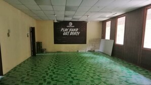 A room with a green patterned floor, a large blackboard with motivational text, and a window on the right side. - Hotel O Otternest @ Gunung Pulai 2 (Pekan Nanas)