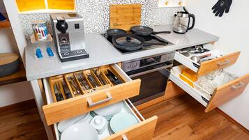 Departamento, balcón | Cocina privada | Cafetera y tetera, tetera eléctrica y tostadora