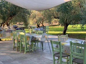 Outdoor dining - Anastasios Olive Garden Apartments (Messini)