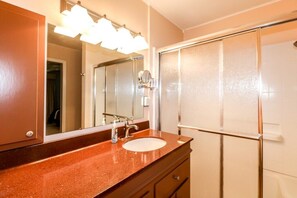 Bathtub, towels
