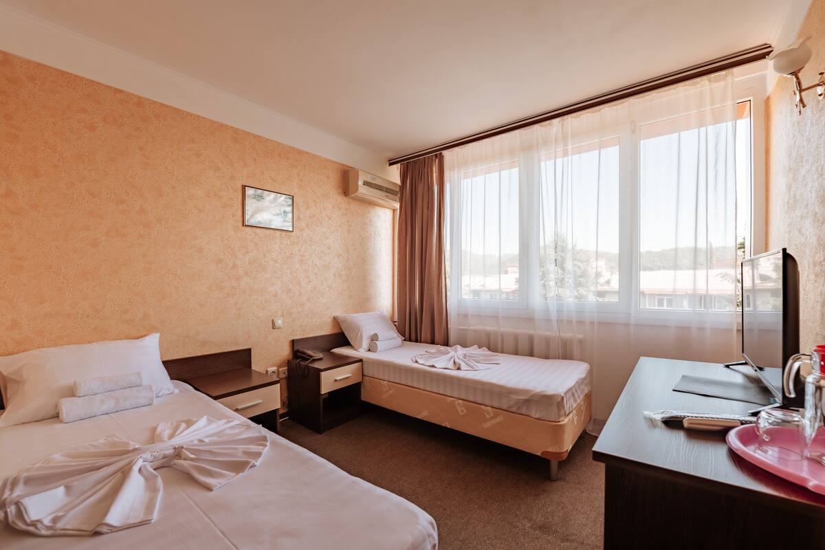 In-room safe, rollaway beds, bed sheets