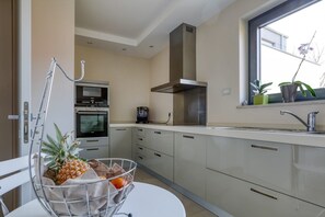 Apartamento luxo | Cozinha privada | Geladeira, micro-ondas, fogão, cooktop