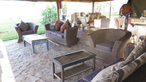 供應早餐、午餐、晚餐；本地及多國菜