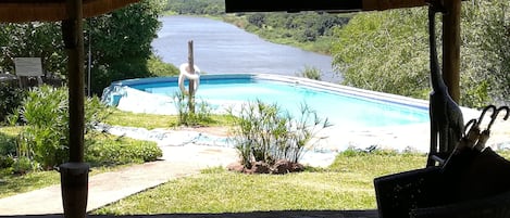 Piscine extérieure, chaises longues