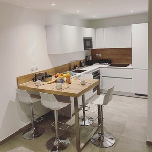 Kühlschrank, Mikrowelle, Ofen, Geschirrspüler