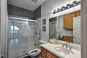 Kostenlose Toilettenartikel, Haartrockner, Handtücher, Toilettenpapier