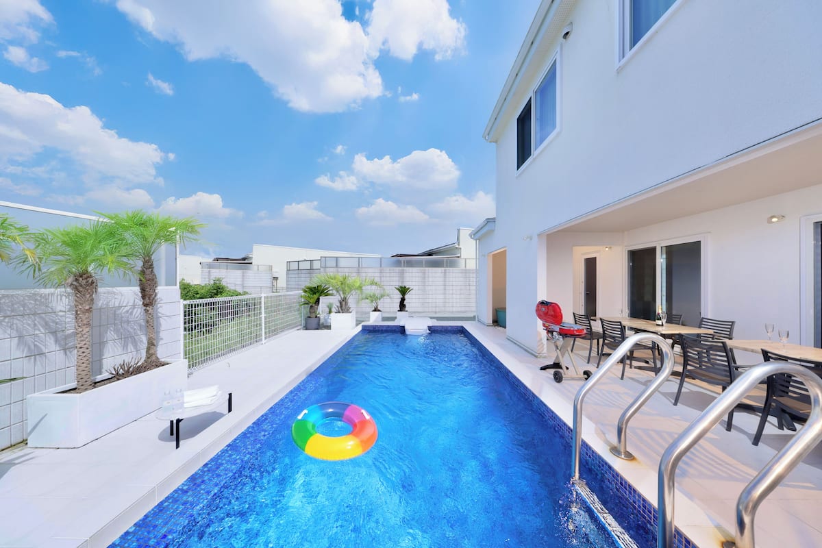 Room M-Marvelous VIP Suite Pool & Spa- | 2 slaapkamers, een minibar, individueel gedecoreerd