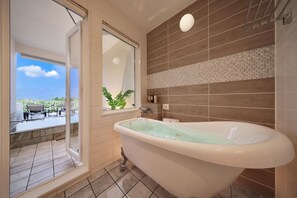 Villa (F) | Baño | Ducha y bañera combinadas, secador de pelo, albornoces y zapatillas