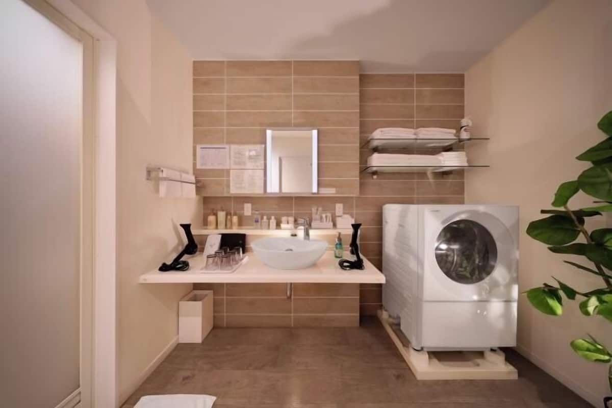 Salle de bain | Ensemble douche/baignoire, sèche-cheveux, peignoirs, chaussons
