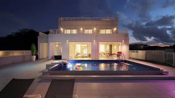 Room K-Fantastic VIP Suite Pool & Spa- | Terrace/patio