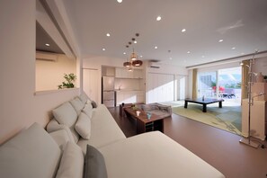 Room H -Japanese Crystal Suite Spa- | Living area | Flat-screen TV - Crystal Villa SHIRAHAMA (Shirahama)