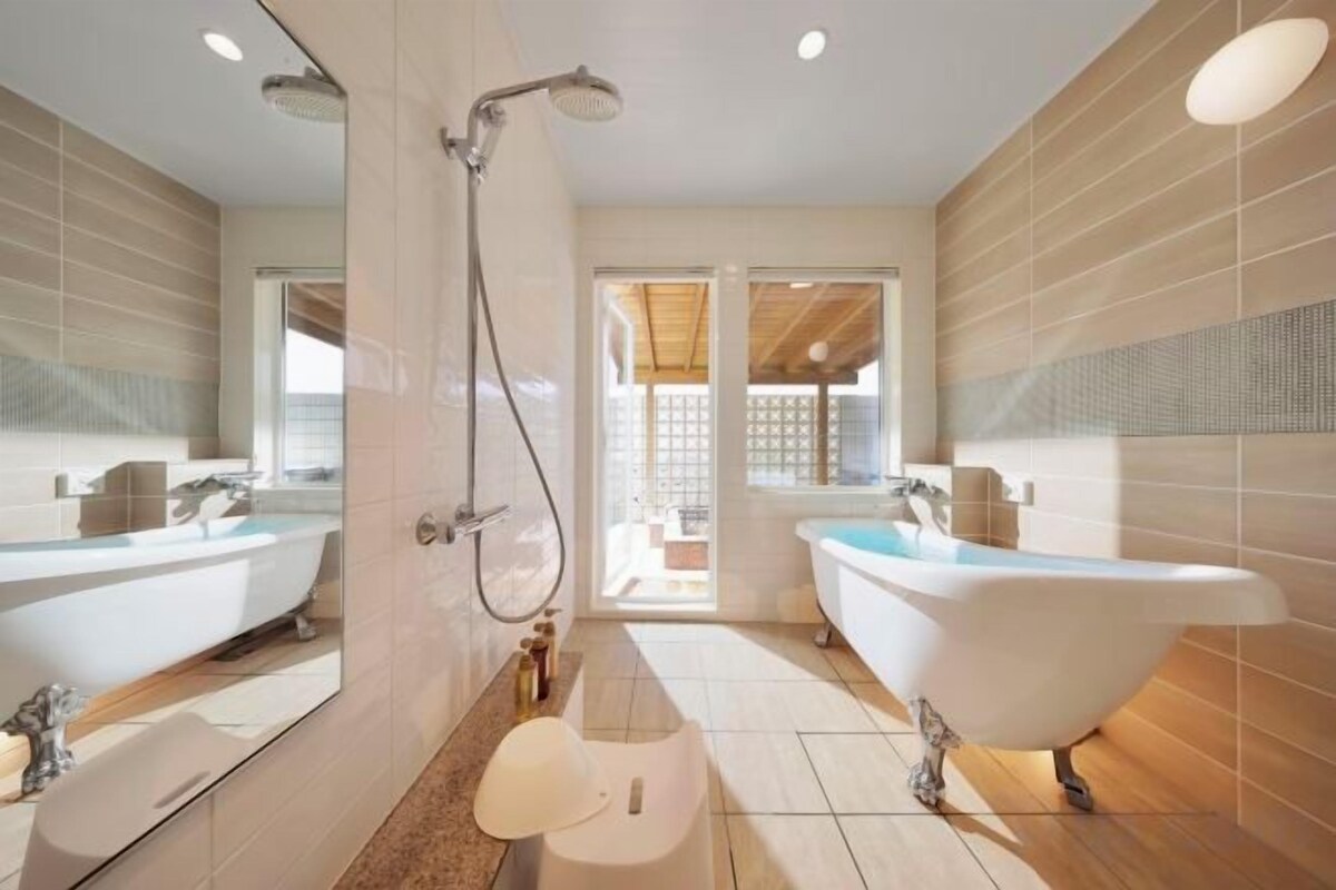 Bathroom | Combined shower/tub, hair dryer, bathrobes, slippers
