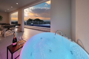 Room K-Fantastic VIP Suite Pool & Spa- | Terrace/patio