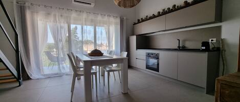 Kjøleskap, ovn, kokeplater og oppvaskmaskin