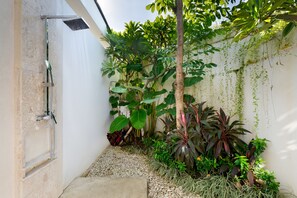 Villa Meimei | Bathroom shower
