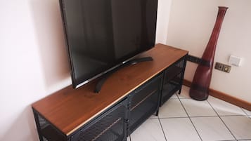 Căn hộ tiện nghi đơn giản | Khu phòng khách | TV màn hình phẳng