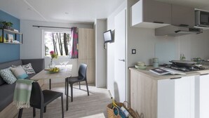 Husvogn – comfort, 3 soverom (6 pers) | Oppholdsområde | Bordtennis