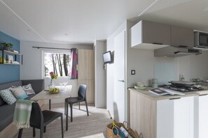 Comfort Mobile Home, 3 Bedrooms (6 pers) | Living area | Ping pong - Camping de l'Espiguette (Le Grau-Du-Roi)