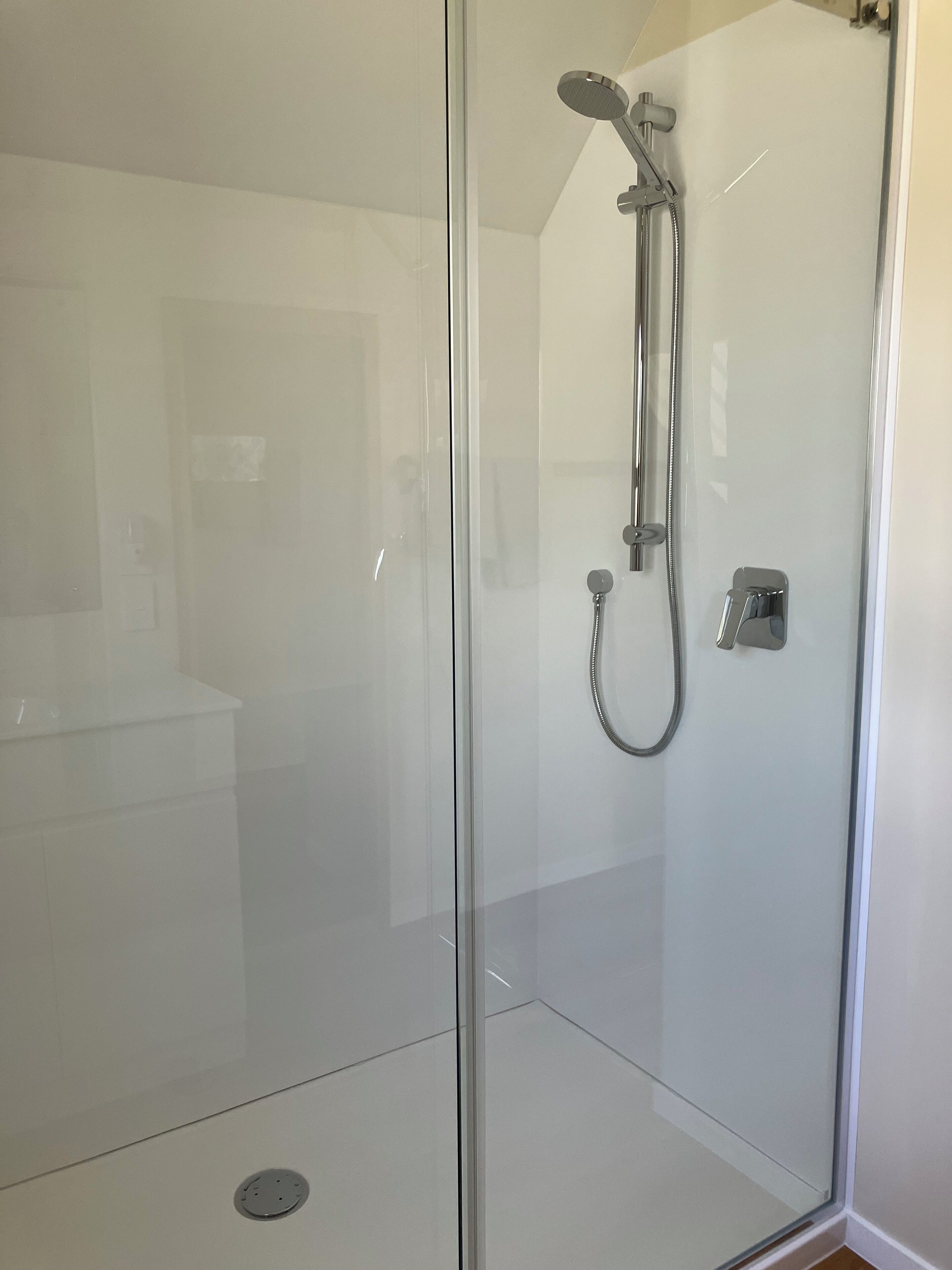 Ensemble douche/baignoire, sèche-cheveux, serviettes fournies, savon