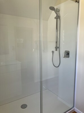 Ducha y bañera combinadas, secador de pelo, toallas y jabón