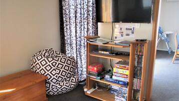 Een smart-tv, een open haard, een dvd-speler en een tafeltennistafel