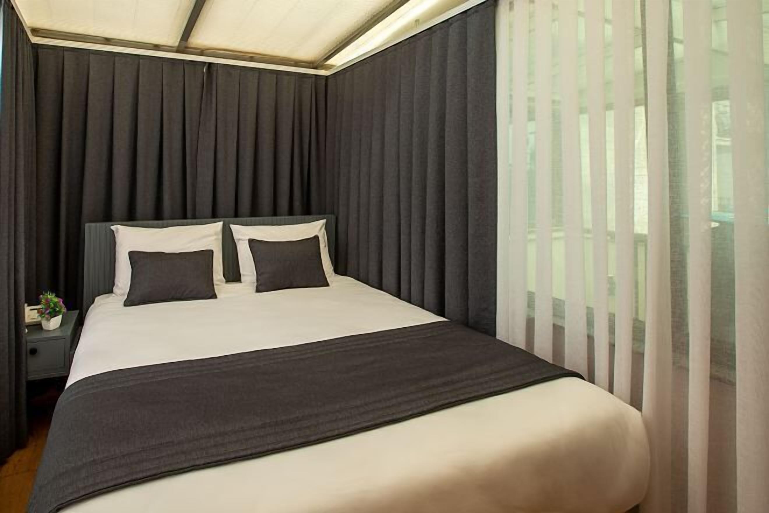 低刺激性寝具、ピロートップベッド、セーフティボックス (室内)、客室ごとに異なる装飾