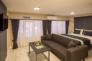 Rom – standard | Allergitestet sengetøy, senger med overmadrass og safe på rommet