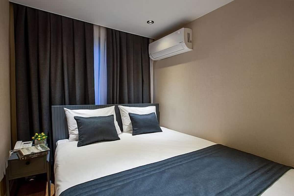 1 bedroom, hypo-allergenic bedding, pillowtop beds, in-room safe