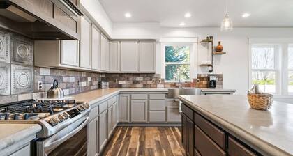 Views of the Foothills! Bring the WHOLE FAM + DOG(s)! Across the St to Mountain Bike Trails
