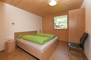 3 bedrooms, travel cot, WiFi, bed sheets