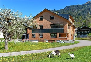 Un bâtiment moderne à deux étages, doté d’une façade en briques, de grandes fenêtres et d’un toit plat.