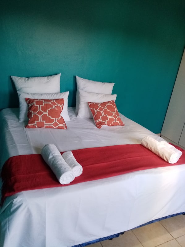 5 Schlafzimmer, Schreibtisch, Bügeleisen/Bügelbrett, WLAN