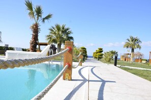 Piscine extérieure (ouverte en saison), tentes de plage