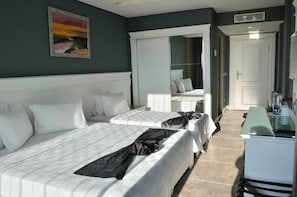 Minibar, skrivbord, arbetsyta för laptop och mörkläggningsgardiner