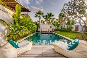 Outdoor pool, pool umbrellas, sun loungers - Villa Momentai (Canggu)
