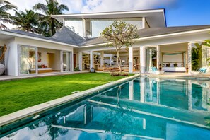 Outdoor pool, pool umbrellas, sun loungers - Villa Momentai (Canggu)