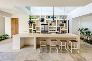 Villa de diseño | Cocina privada | Frigorífico y trona infantil