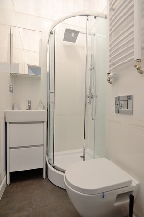 Appartement | Badkamer | Een douche, handdoeken, shampoo