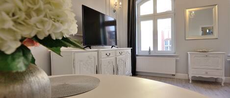 Apartment | Living room | 40-inch TV with satellite channels