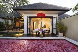 Outdoor dining - Romantic and relaxing private pool Villa Canggu (Seminyak)
