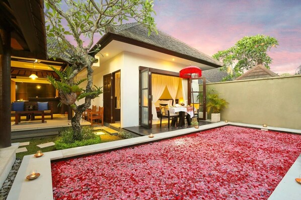 Outdoor dining - Romantic and relaxing private pool Villa Canggu (Seminyak)