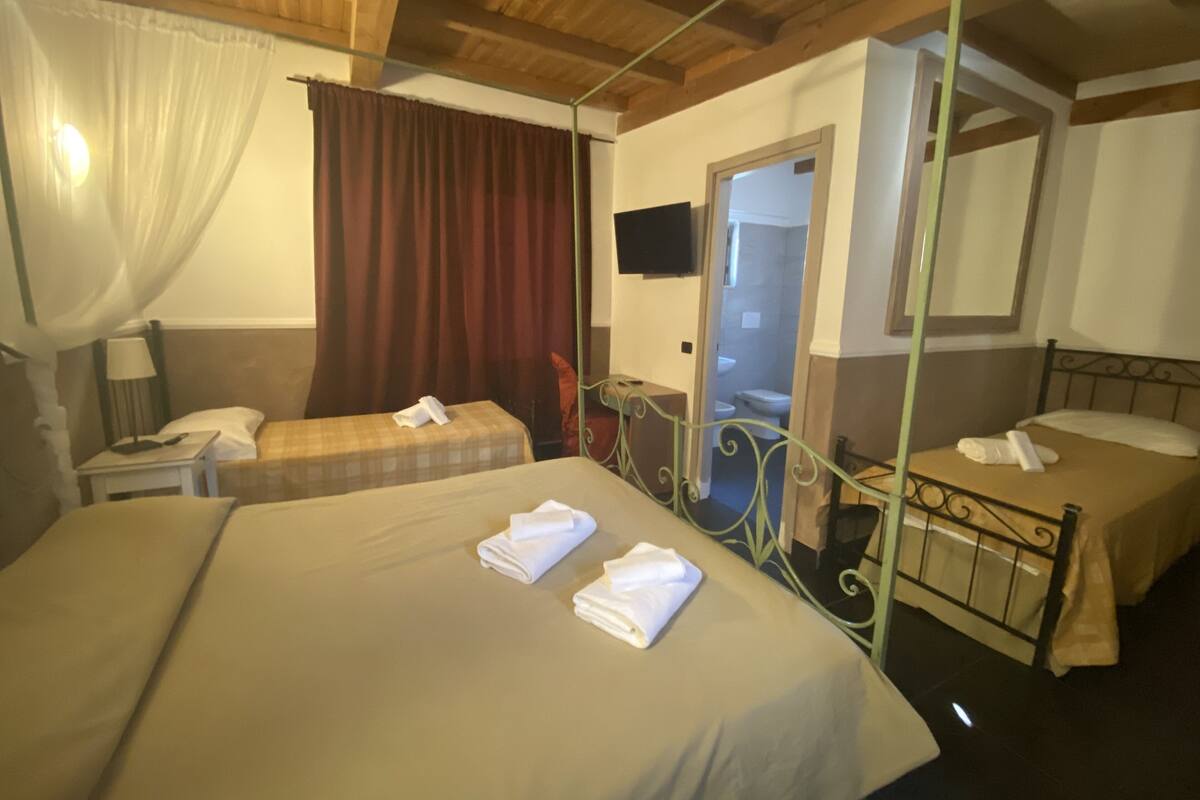 Chambre Familiale | Bureau, draps fournis