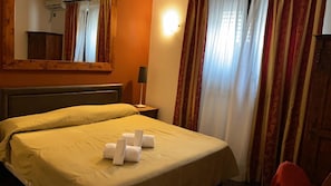 Habitación con 1 cama doble o 2 individuales | Escritorio y ropa de cama