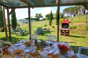 Outdoor dining - Bellavista Farmhouse (Radicondoli)