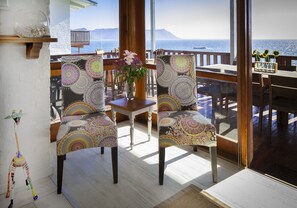 Villa Luxury, vista mare | Area soggiorno | TV 40 pollici con canali satellitari