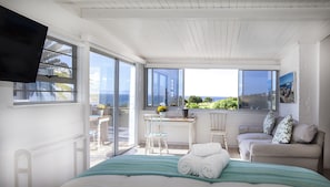 Studio with partial Sea View, Balcony | Individually decorated, individually furnished, laptop workspace - Penguins View Guesthouse (Cape Town)