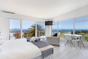 高级开间套房, 海景, 临海 | 特色装修、特色家居、笔记本电脑工作区、遮光窗帘